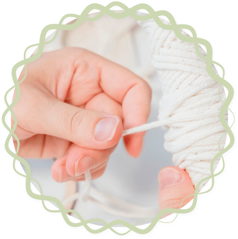 Mano tocando hijo de algodón