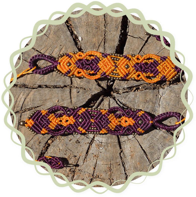 Marcapáginas macrame morado y naranja.
